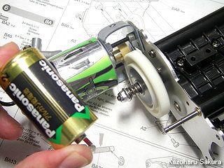 タミヤ ハイラックス・ハイリフト製作記 ～ 電池でギヤの回転をチェック